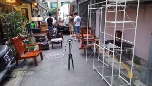 市集前，不停的來回搬運著