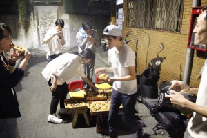 義工們趁空檔的進食 pizza趴