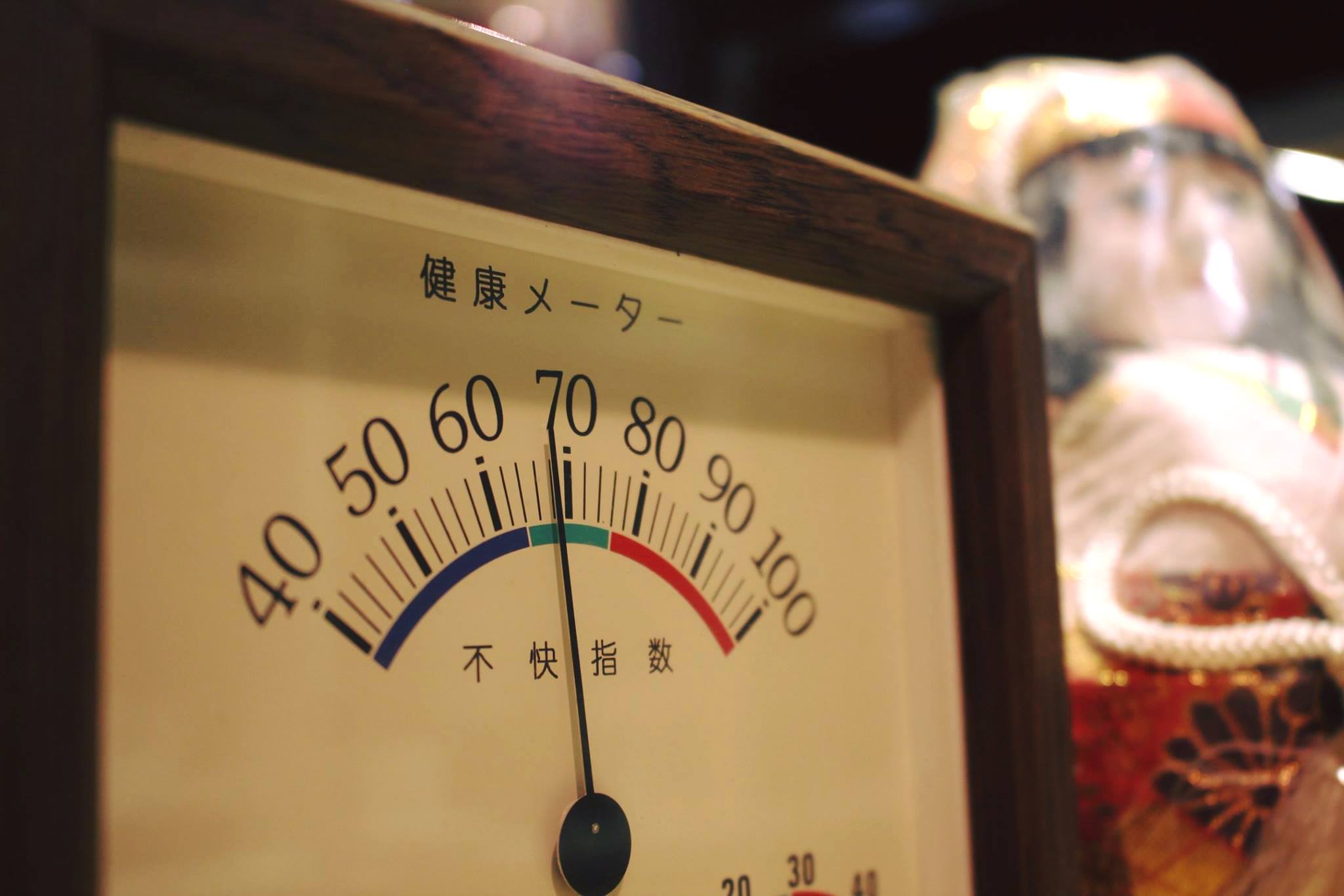 二手日本製CRECER溫濕度儀，一眼掌握每天的不快指數，以利逼近紅線時即時調控。 